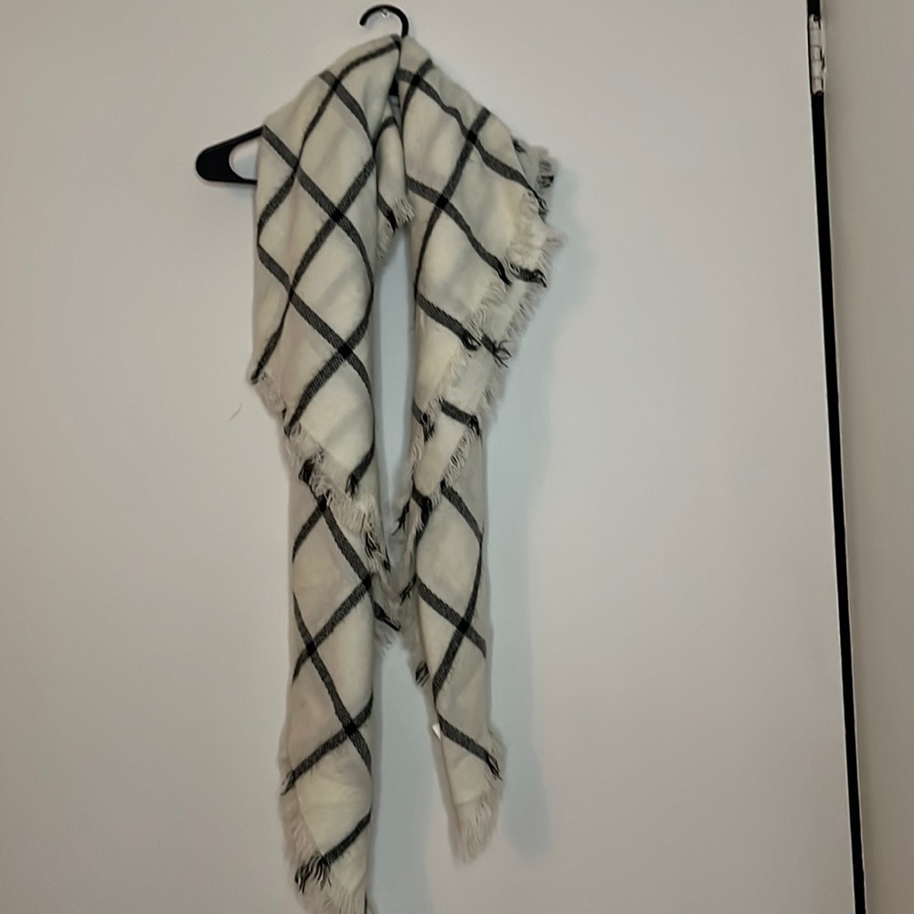 Black and white scarf